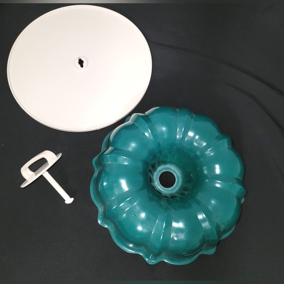 10" Bundt cake pan with storage/carry handle - Picture 8 of 12